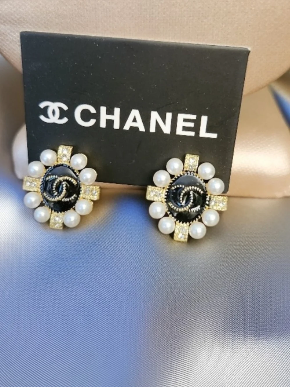 CHANEL elegant post