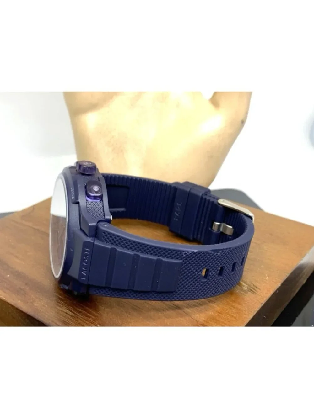 Lacoste inches email
