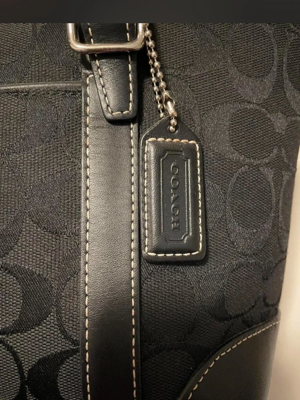 Coach flaws dust logo