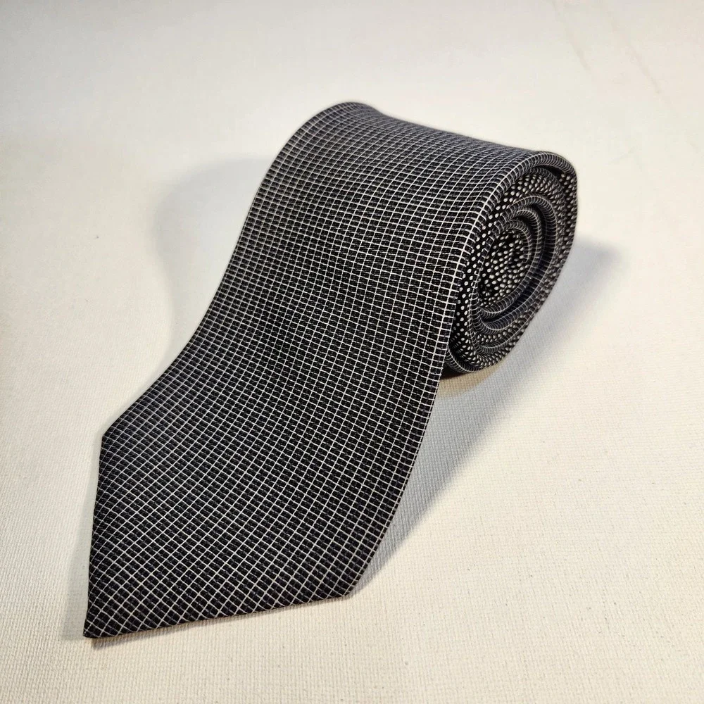 Tommy Hilfiger Mens Necktie 100%‎ Silk Black /Blue Geometric