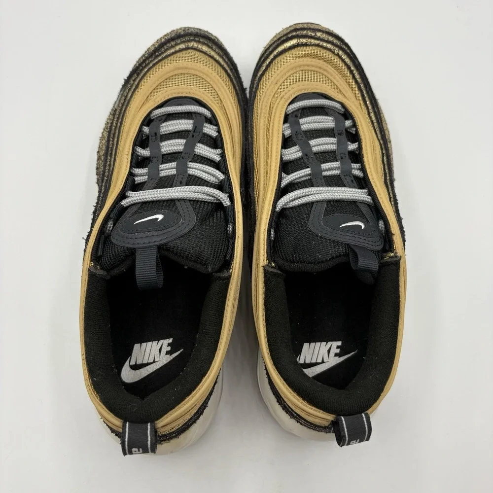 Nike looking sneakers are
