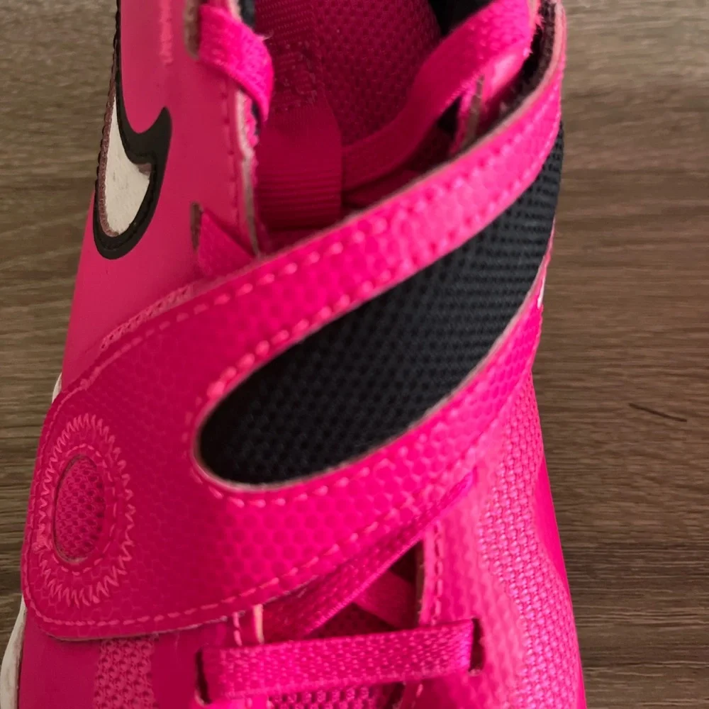 Nike hot features youth
