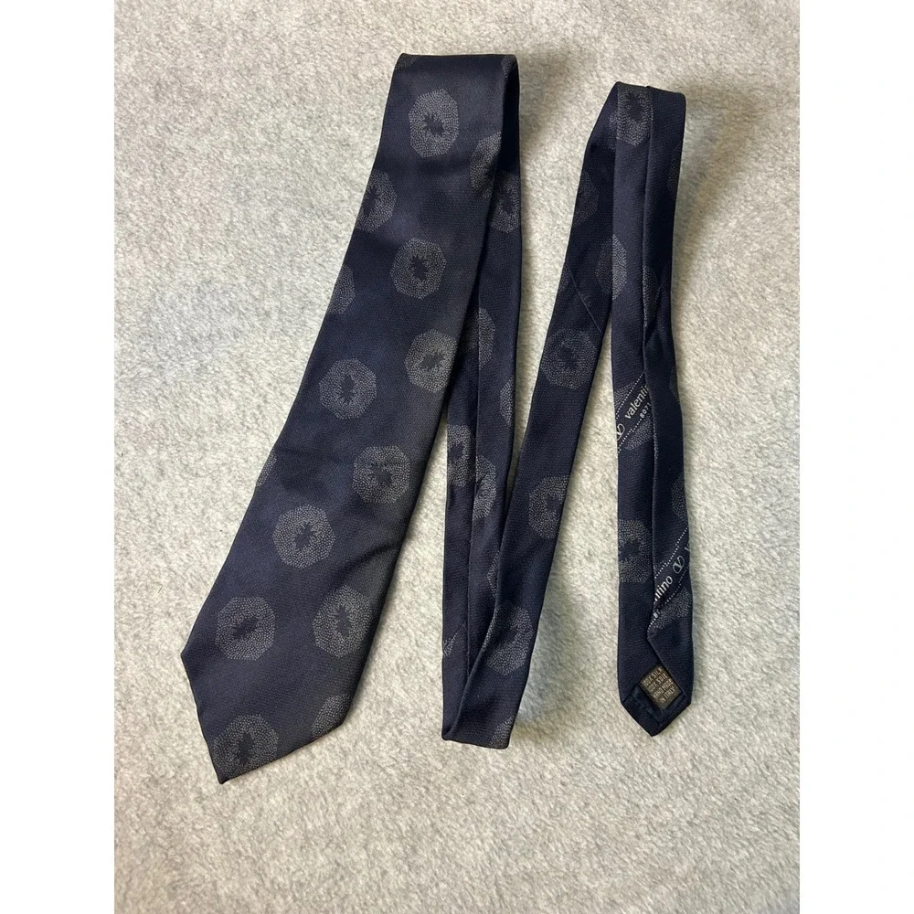 Valentino Cravatte Mens Silk Tie Navy Blue‎ Grey Medallion Pattern Made in Italy