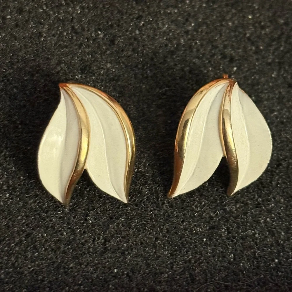 Vintage Crown Trifari White Enamel Gold Tone Leaf Clip-On Earrings‎ Signed