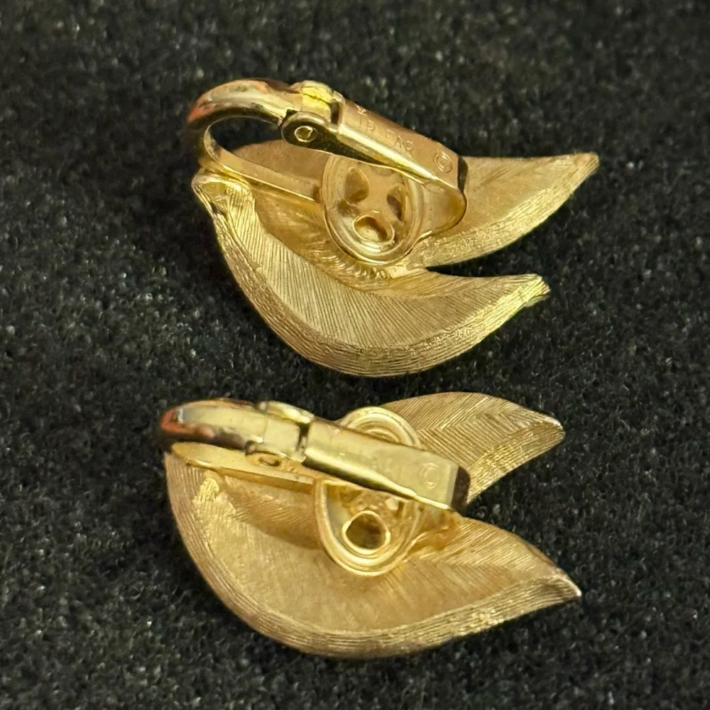 Vintage Crown Trifari White Enamel Gold Tone Leaf Clip-On Earrings‎ Signed