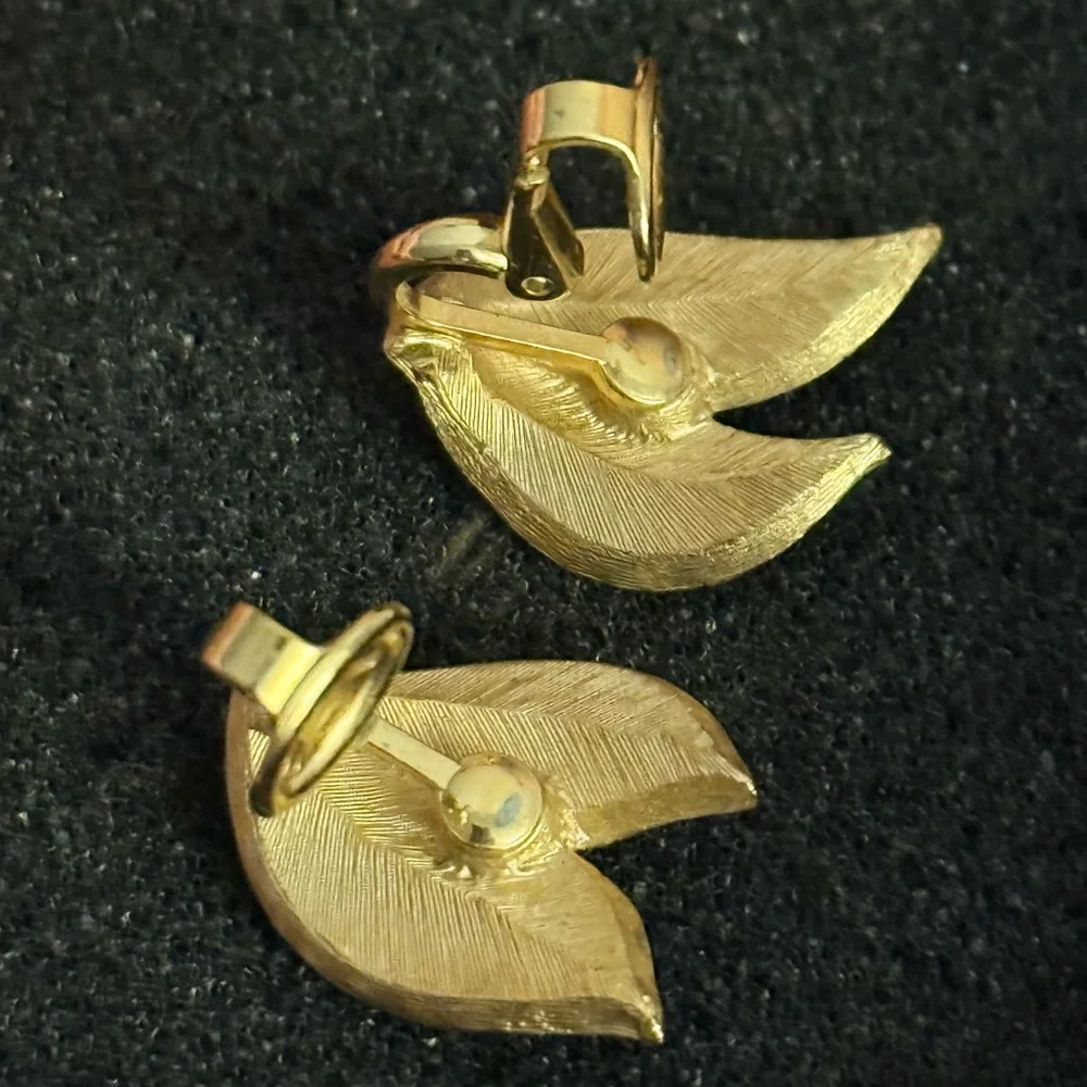 Vintage Crown Trifari White Enamel Gold Tone Leaf Clip-On Earrings‎ Signed