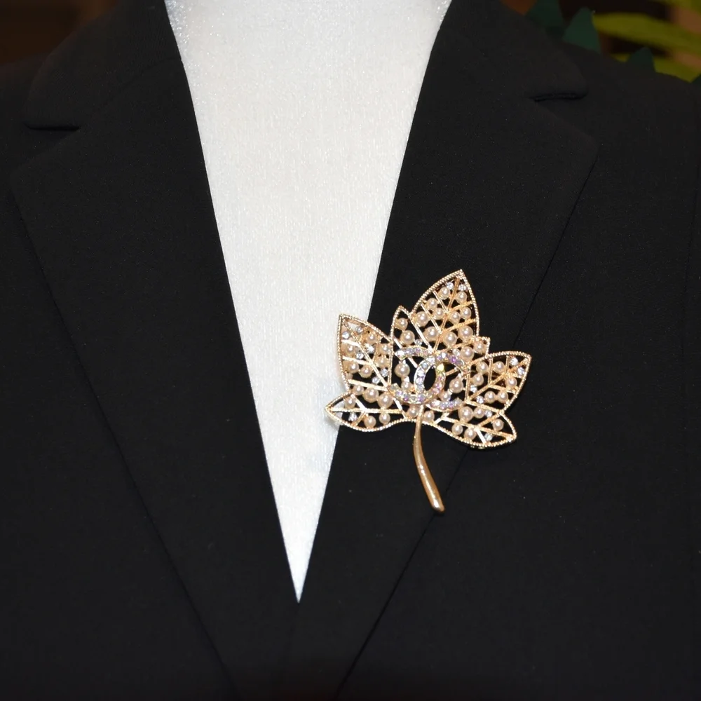 Elegant Designer Brooch – Timeless & Sophisticated