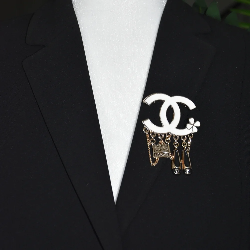 Elegant Designer Brooch – Timeless & Sophisticated