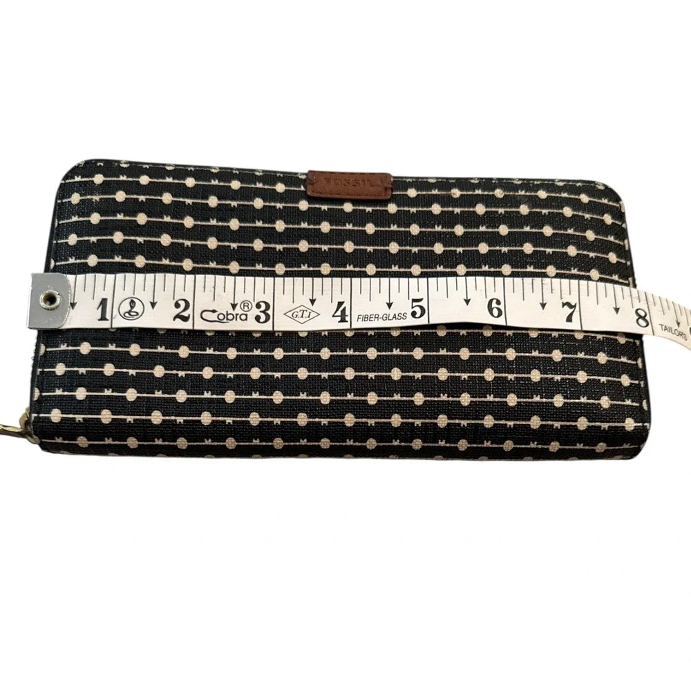 Fossil organized exterior pocket