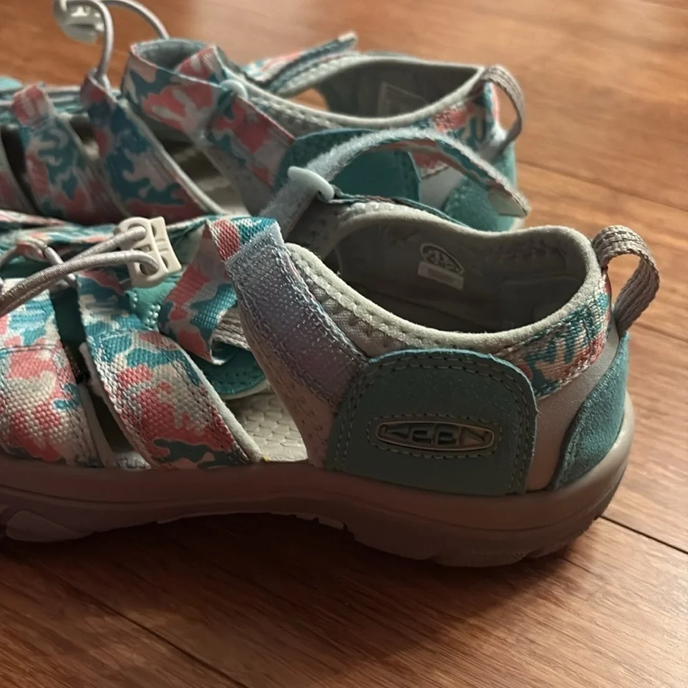 Keen vibrant teal