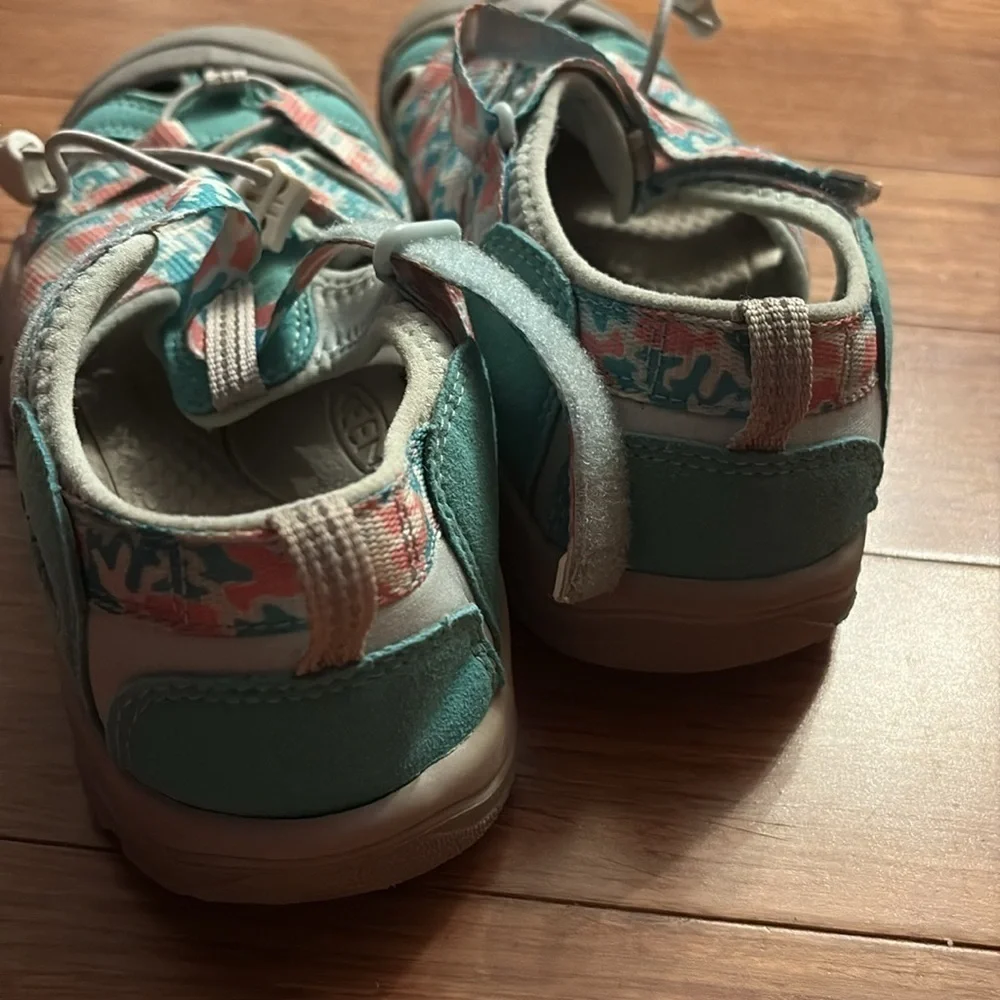 Keen vibrant teal