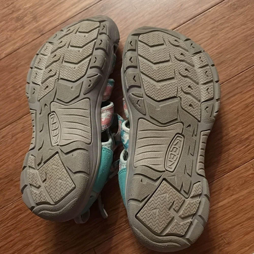 Keen vibrant teal