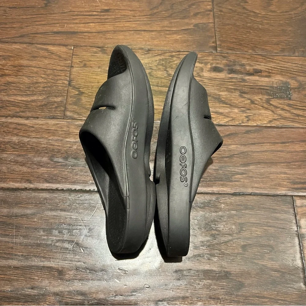 OOFOS women’s flip