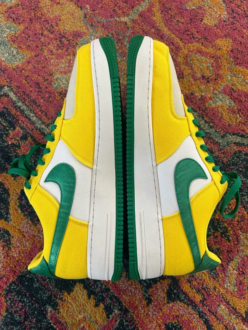 Nike men’s white