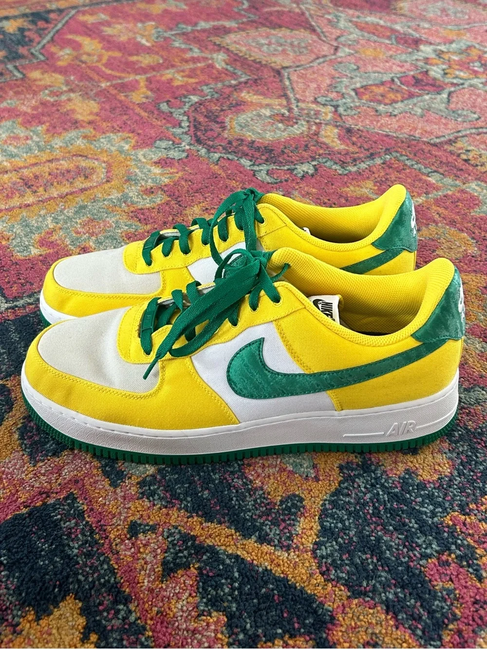 Nike men’s white