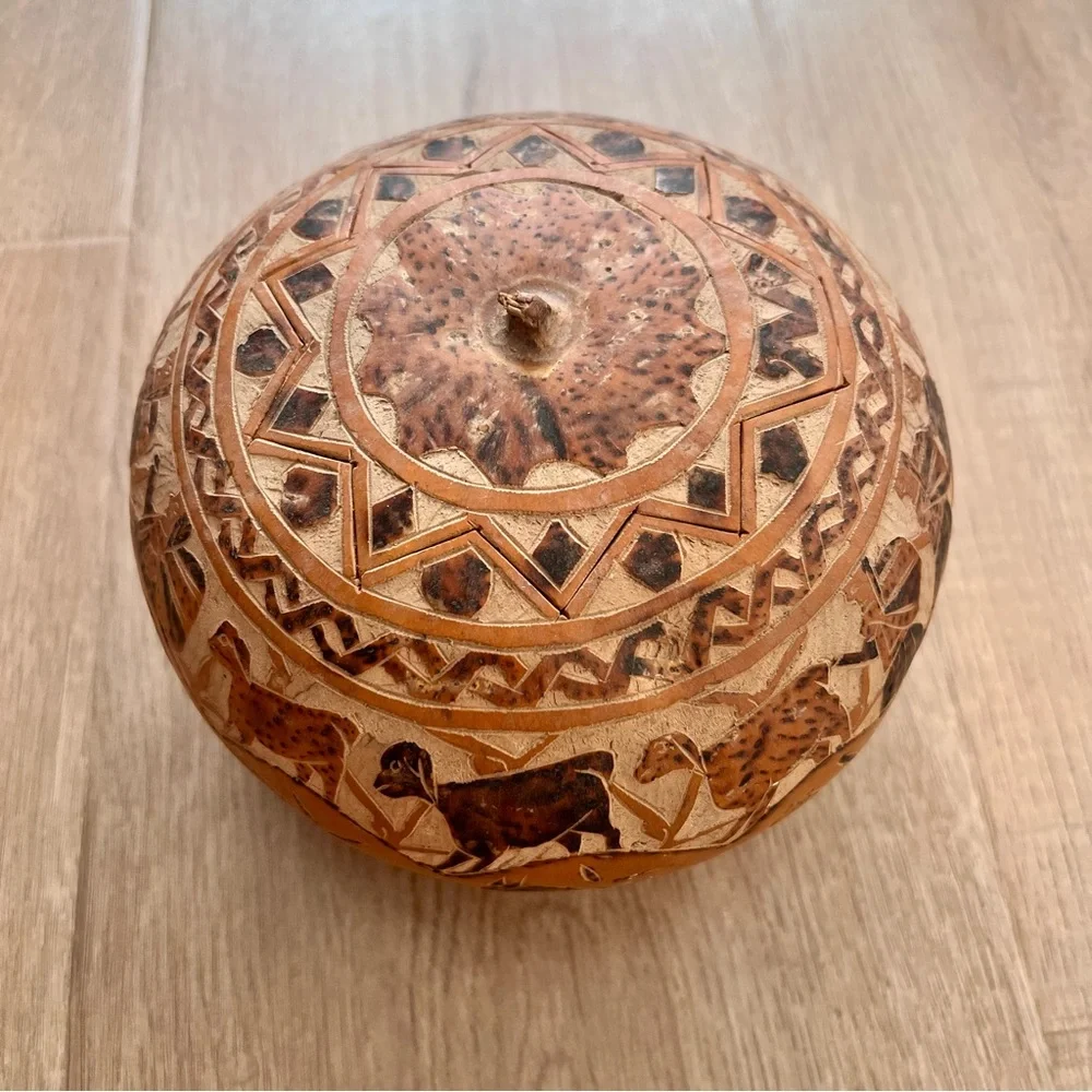 VINTAGE HAND‎ CARVED PERUVIAN GOURD FOLK ART / SOUTH AMERICAN ART
