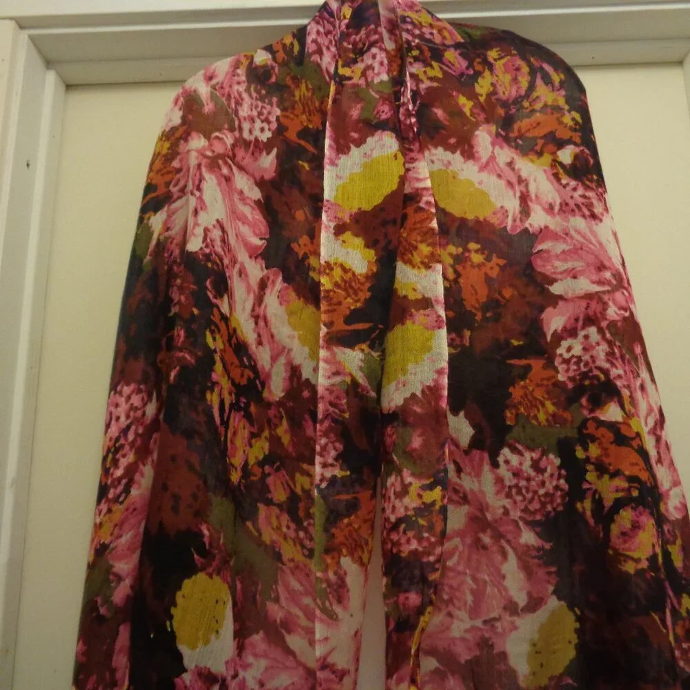 MODERN MADE TO LOOK RETRO enjoy scarf
