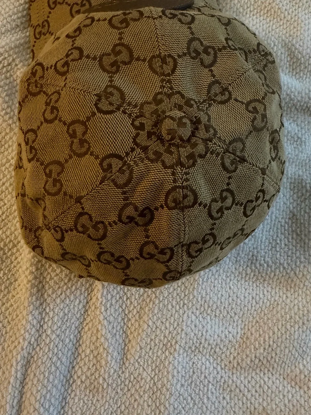Gucci signature gg