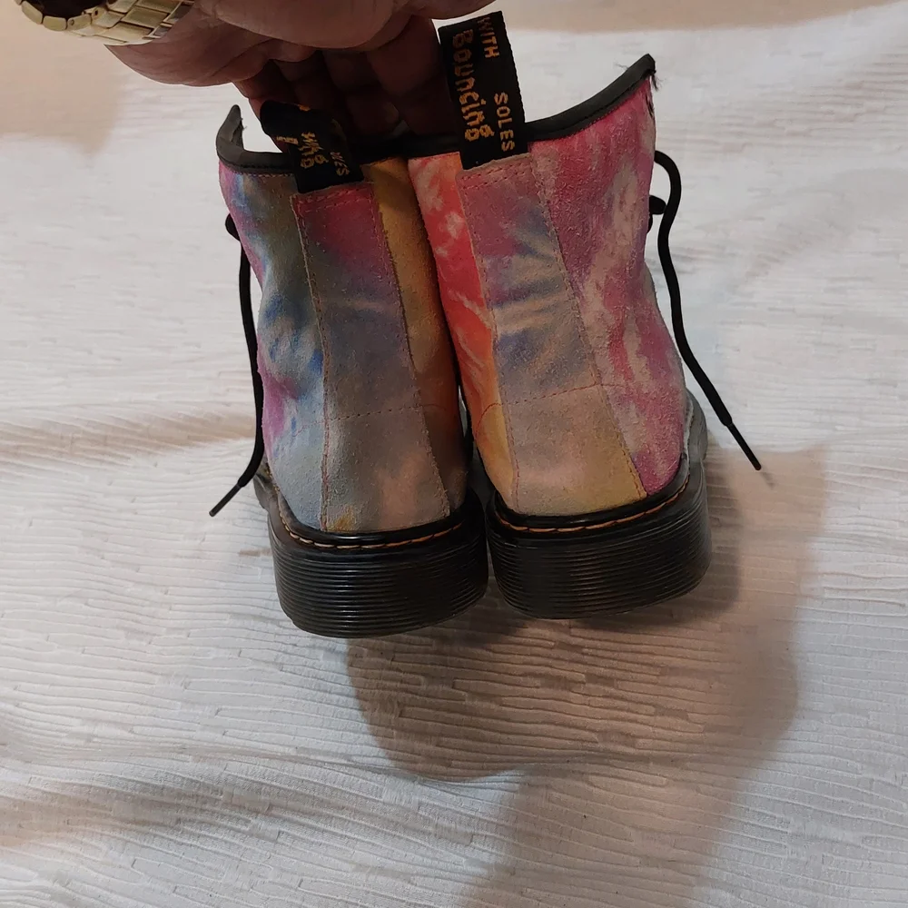 Dr. Martens vibrant tie
