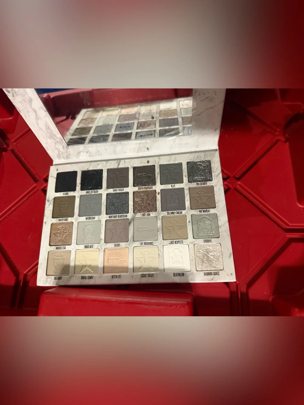Jeffree Star eyeshadow palette