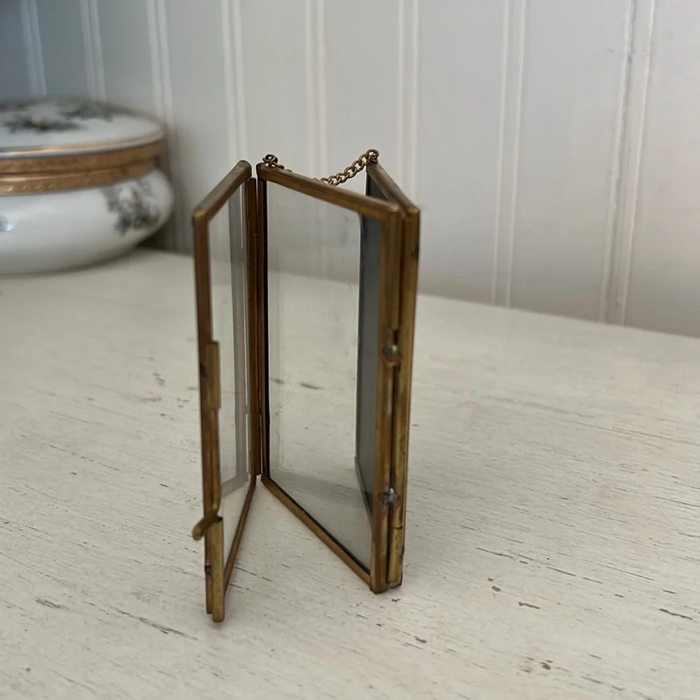 Vintage Isaac Jacobs 2” x 3” folding & locking brass picture frame glass
