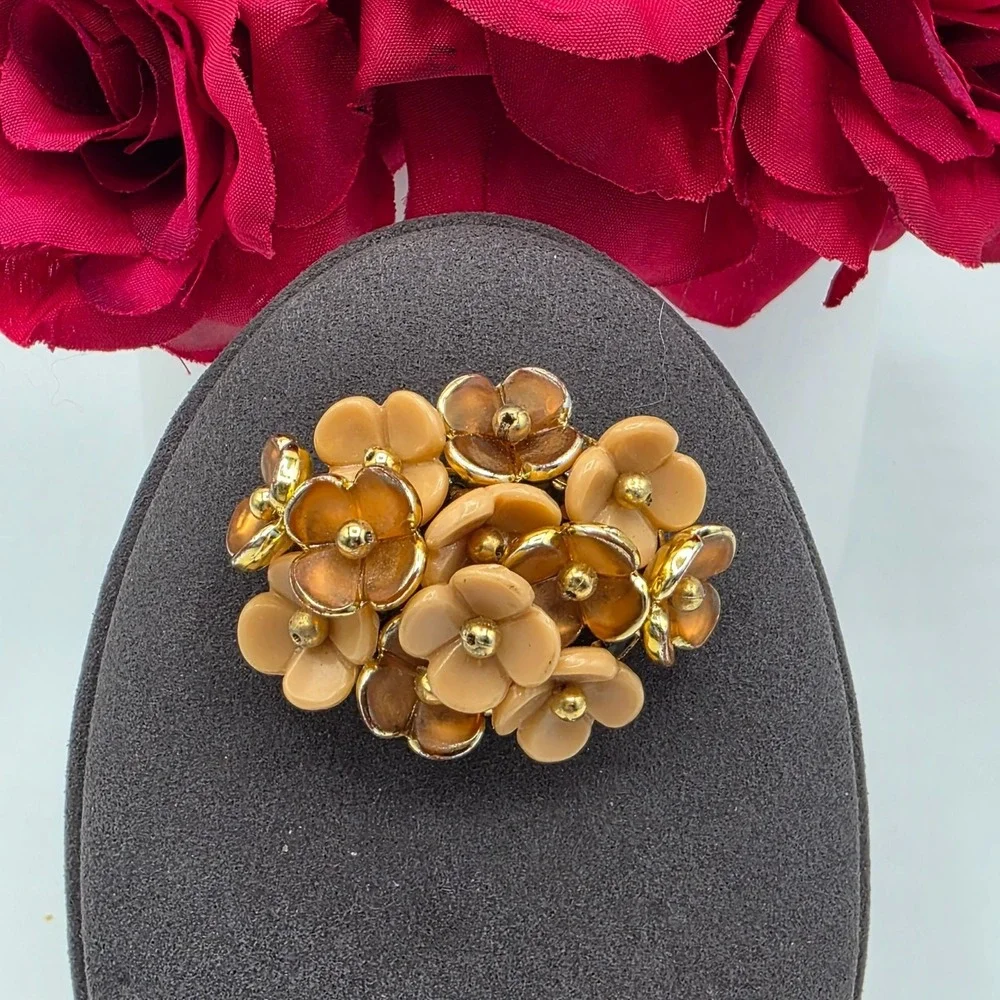 Vintage Peach Floral Brooch Gold Tone Lucite Flower Cluster State Costume‎ Pin