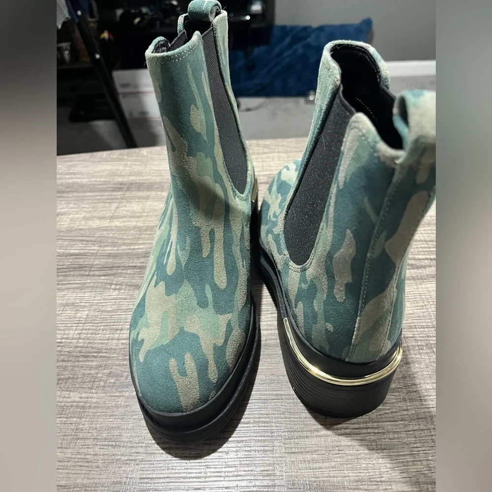 KENNETH COLE NEW YORK Women's Levon 2.0 Welt Chelsea Booties Olive Camo Size 5M
