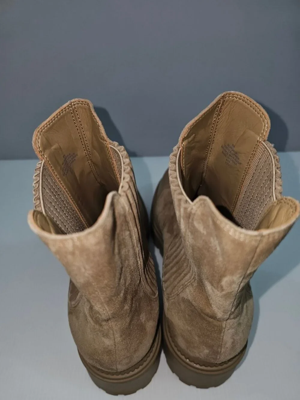 Marc Fisher LTD Hadria Chelsea Ankle Boot Natural Tan Suede Cap Toe Womens 9