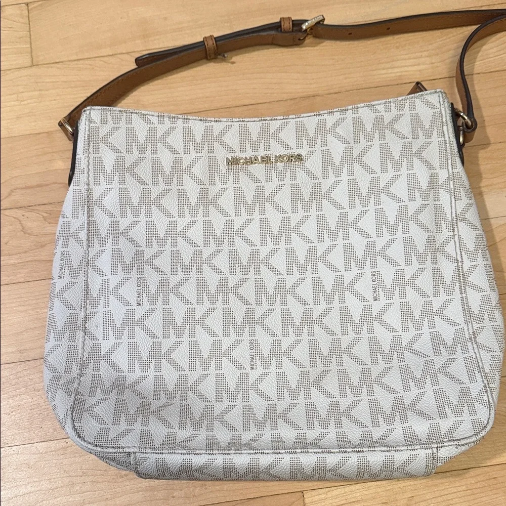 Michael Kors Large Messenger Crossbody Bag - Vanilla/Acorn|‎ Like New| See Pics
