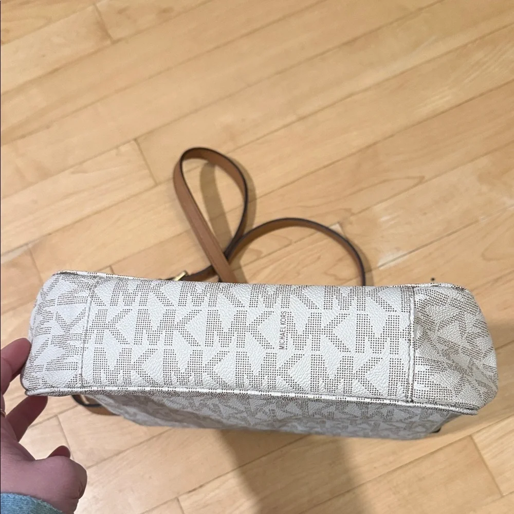 Michael Kors Large Messenger Crossbody Bag - Vanilla/Acorn|‎ Like New| See Pics