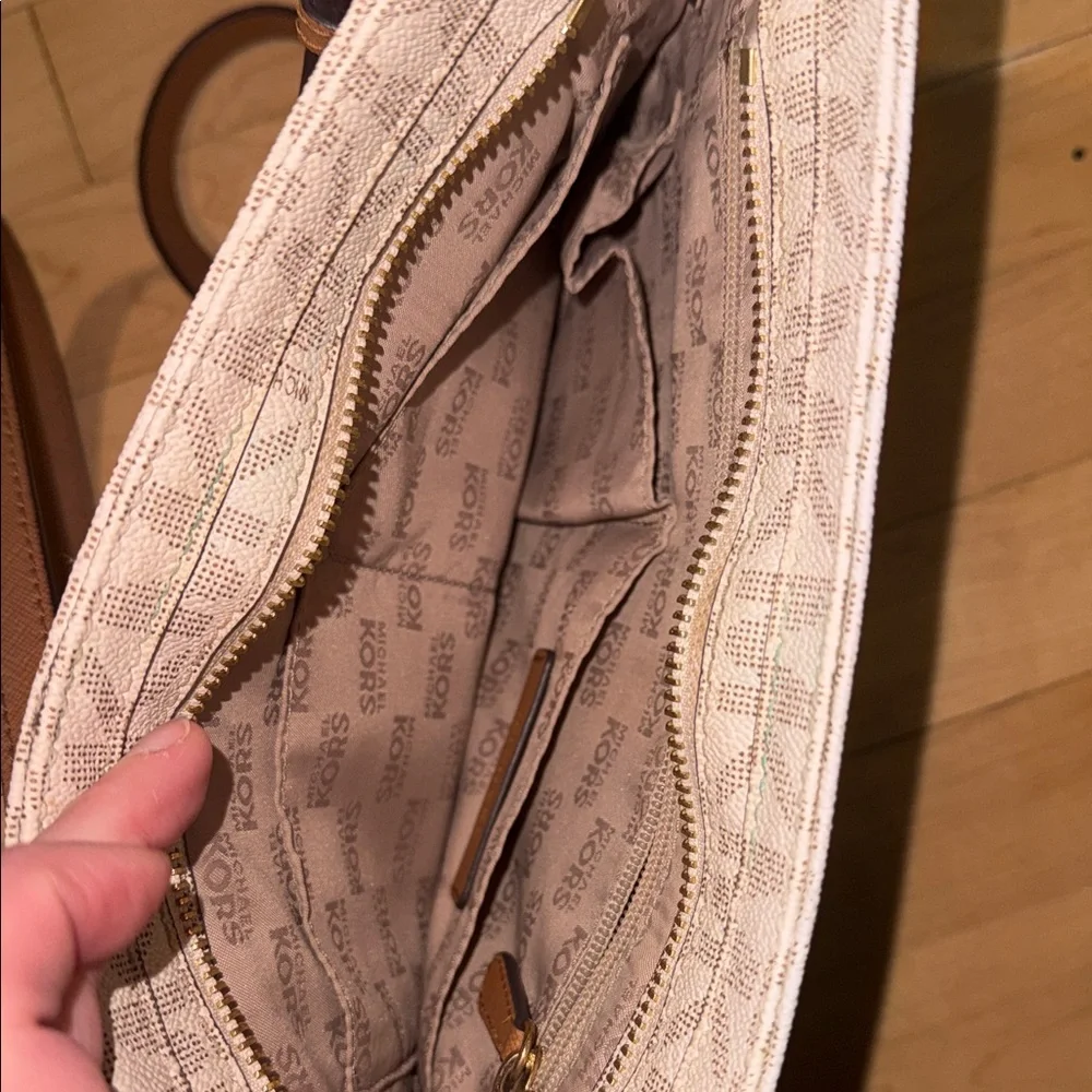 Michael Kors Large Messenger Crossbody Bag - Vanilla/Acorn|‎ Like New| See Pics