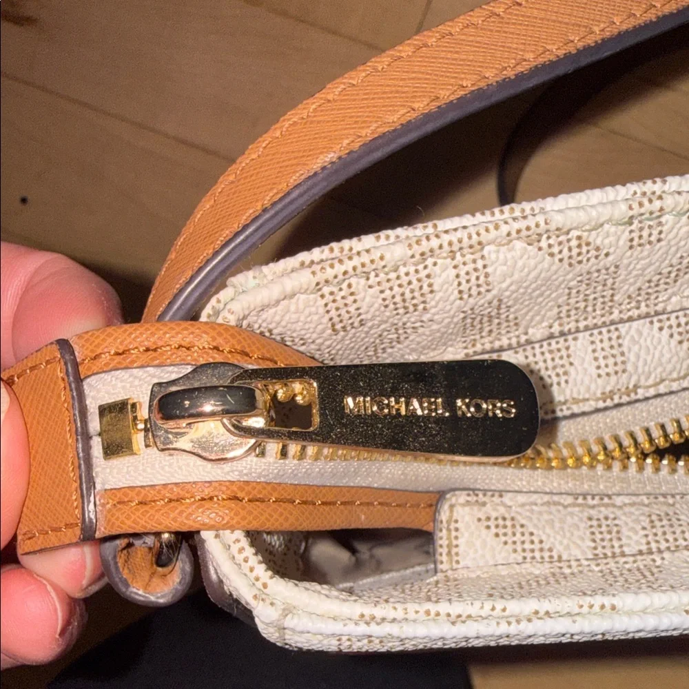 Michael Kors Large Messenger Crossbody Bag - Vanilla/Acorn|‎ Like New| See Pics