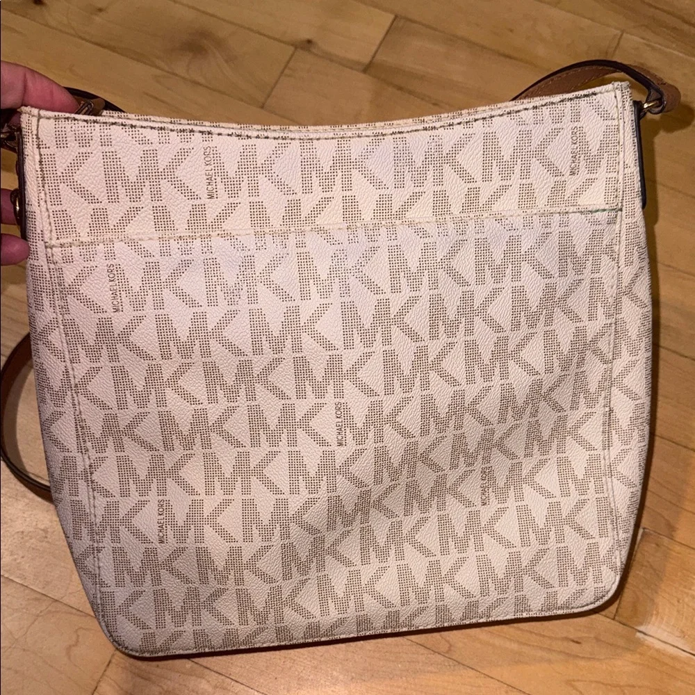 Michael Kors Large Messenger Crossbody Bag - Vanilla/Acorn|‎ Like New| See Pics