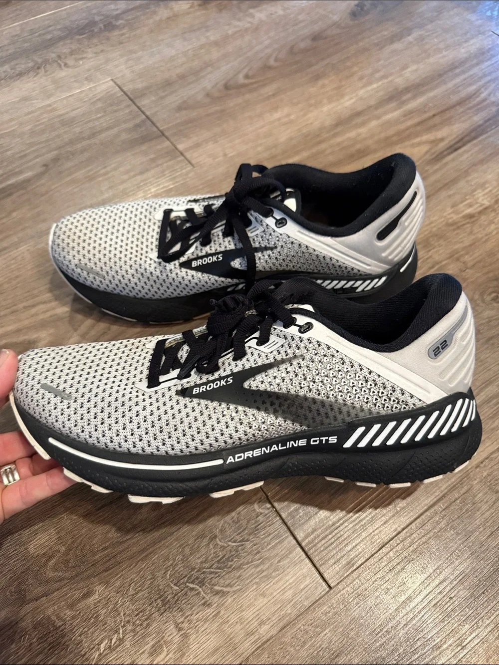 Brooks Adrenaline GTS 22 Shoes Womens Size 9 White Black Running Sneakers