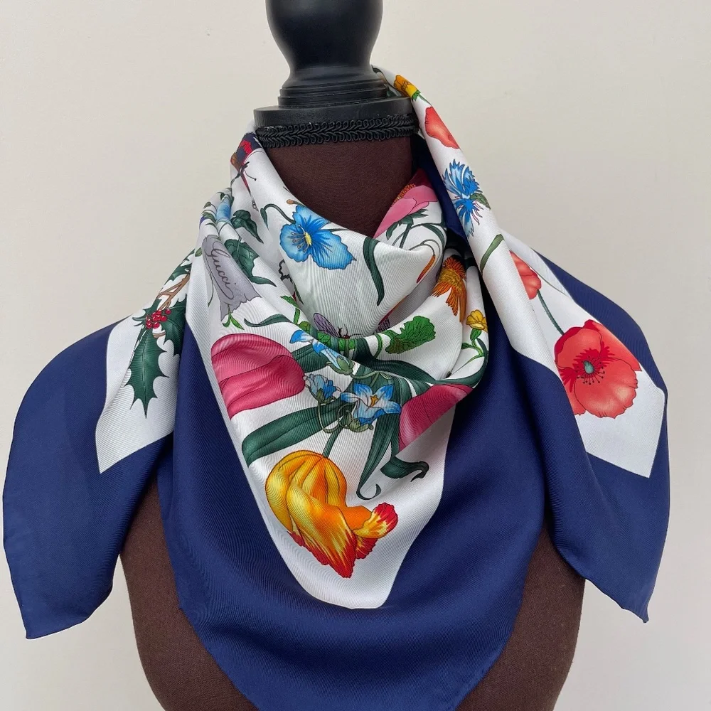 New Authentic Gucci Scarf Flora V. Accornero Floral White Blue Border Silk Wrap