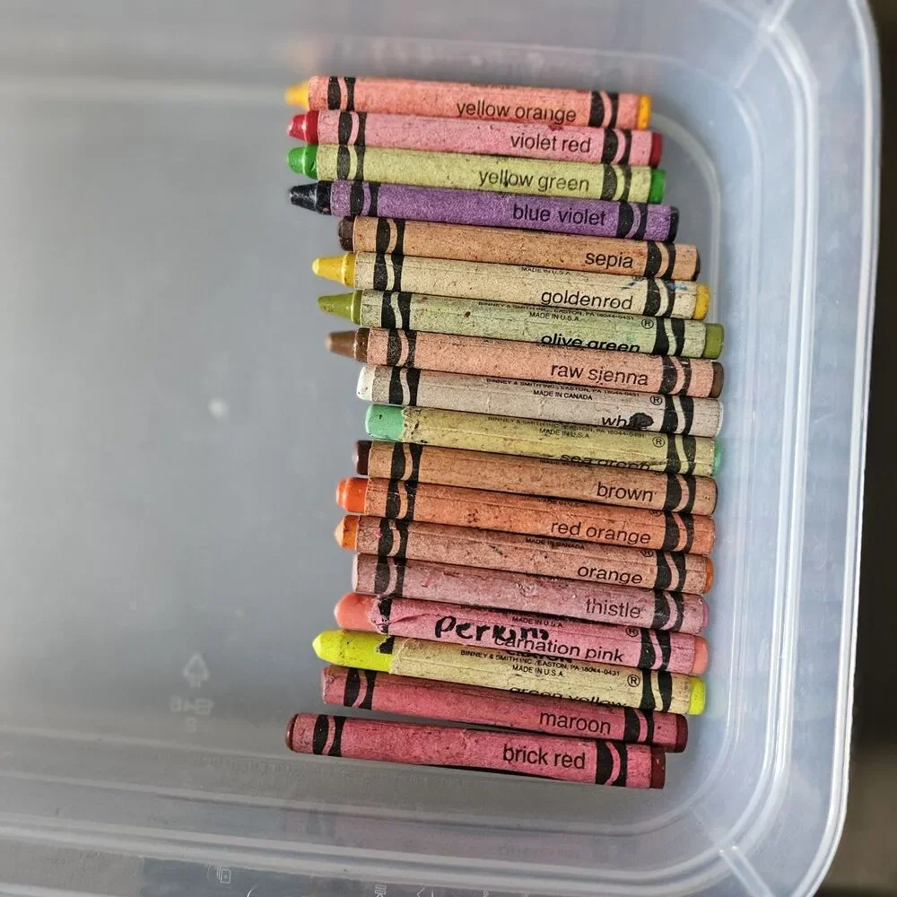 18 Lot Crayola crayon colors: Raw Sienna, Thistle And Others discontinued Rare
