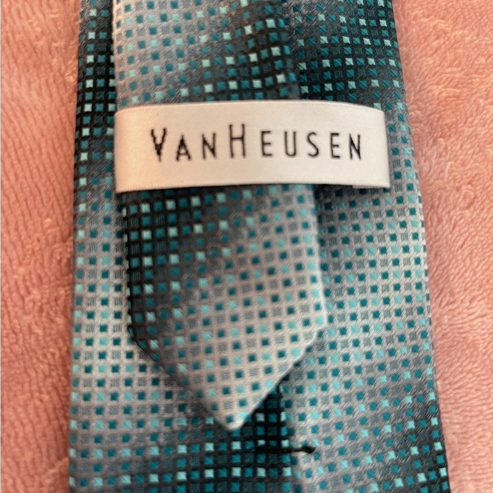 Van Heusen Black and Gray Patterned Tie