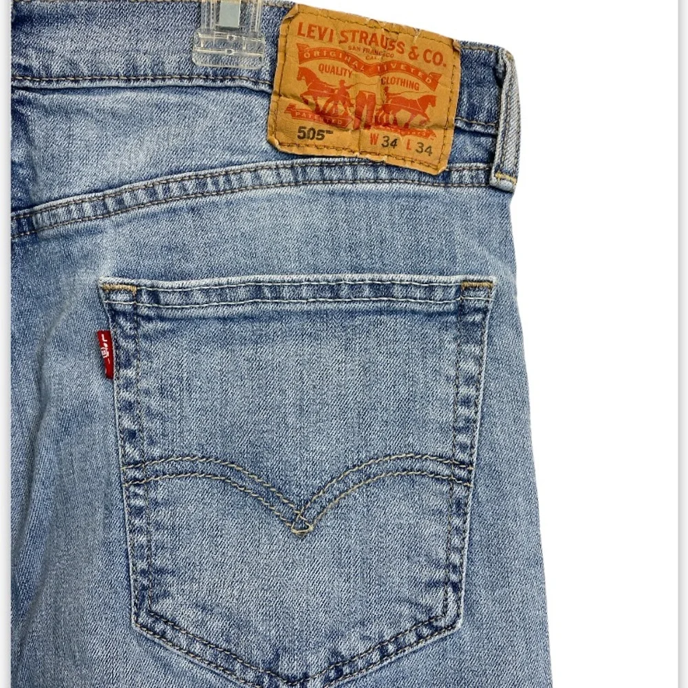 Levis features •denim
