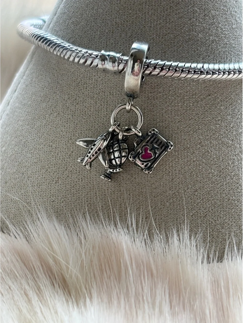 Pandora this charm