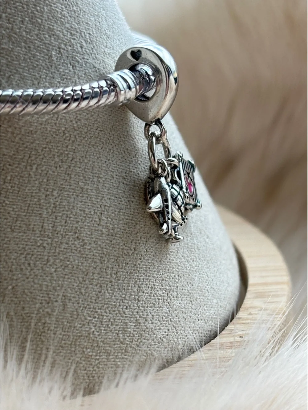 Pandora this charm