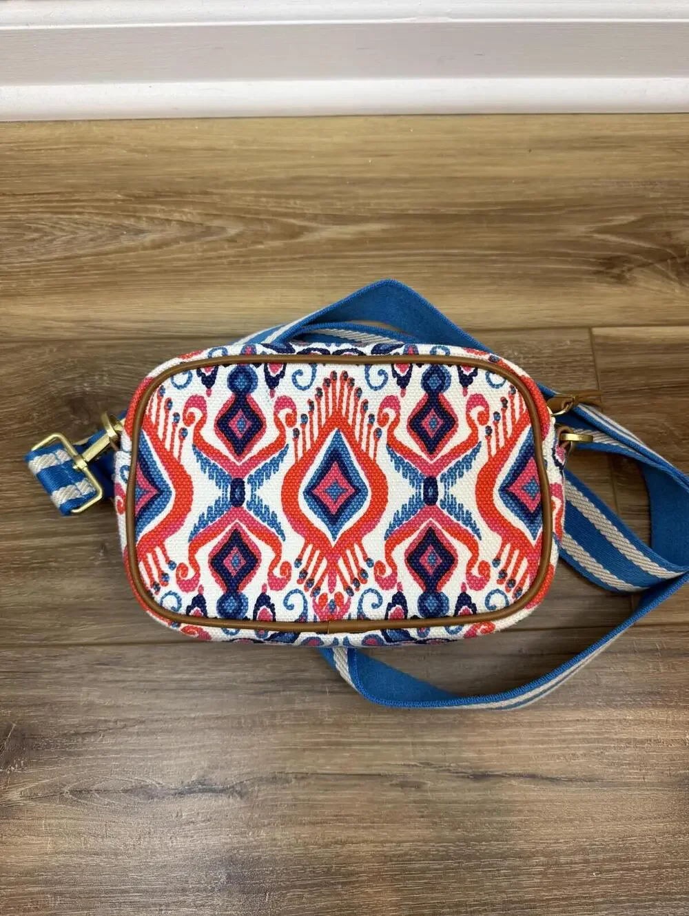 Boden crossbody statement