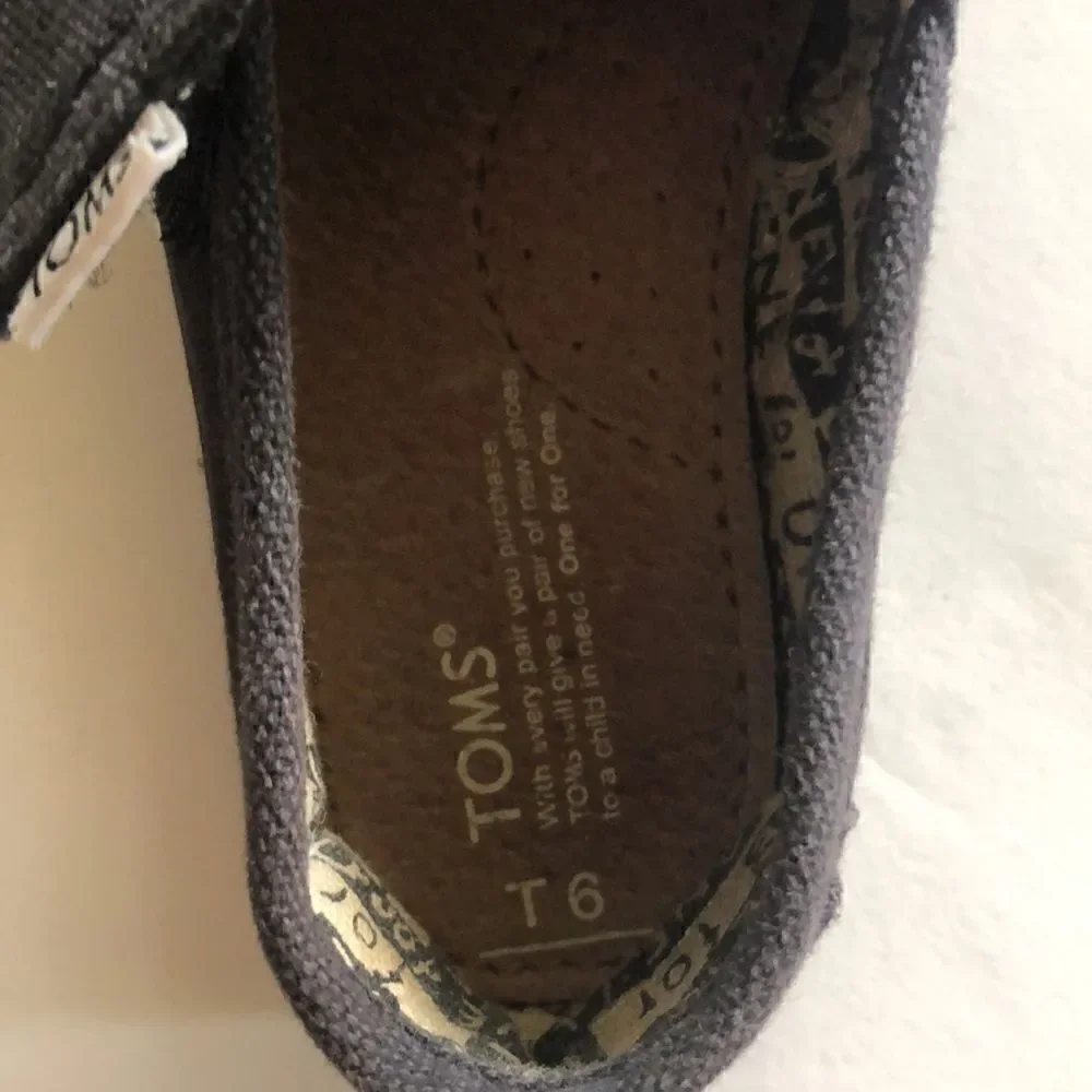 Toms black canvas