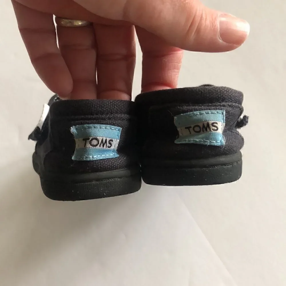 Toms black canvas