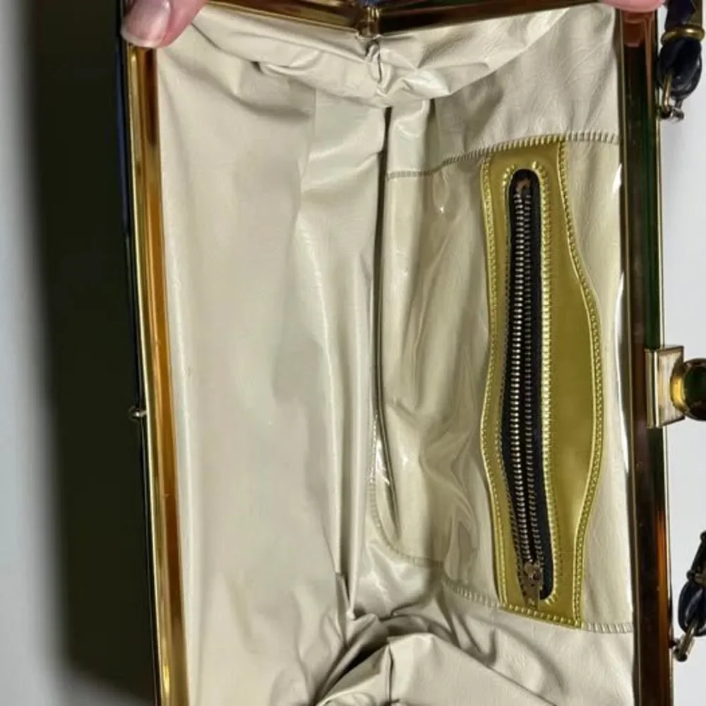 Unbranded pick up