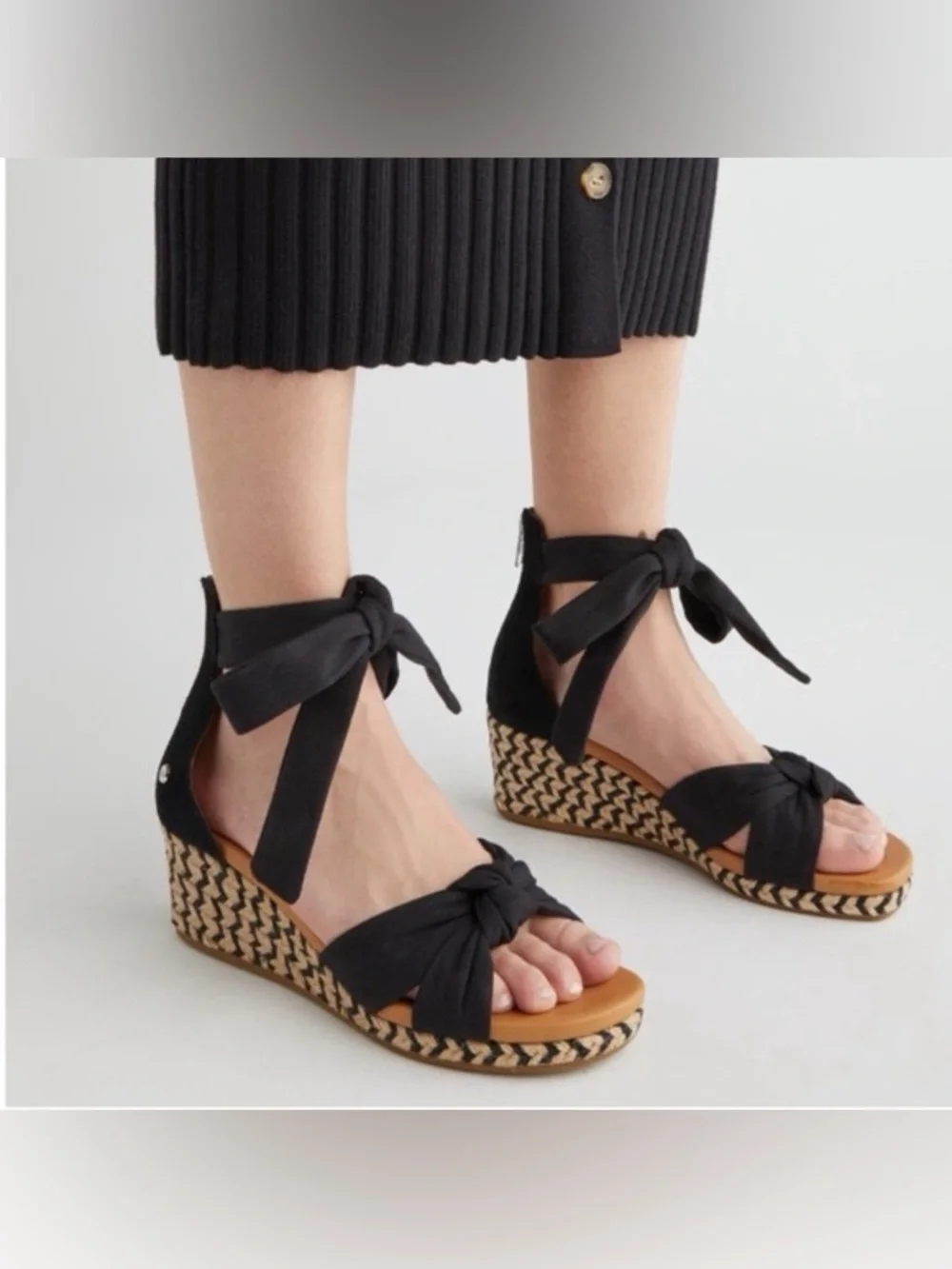 Ugg Yarrow Espadrilles Wedge Sandals Black Canvas & Leather Women’s sz 11