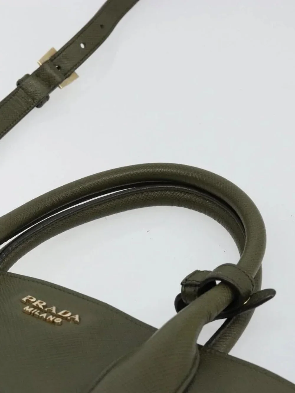Prada outside	surface：lose 	7