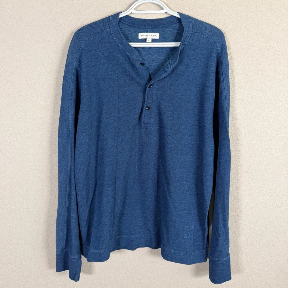 Banana Republic top button