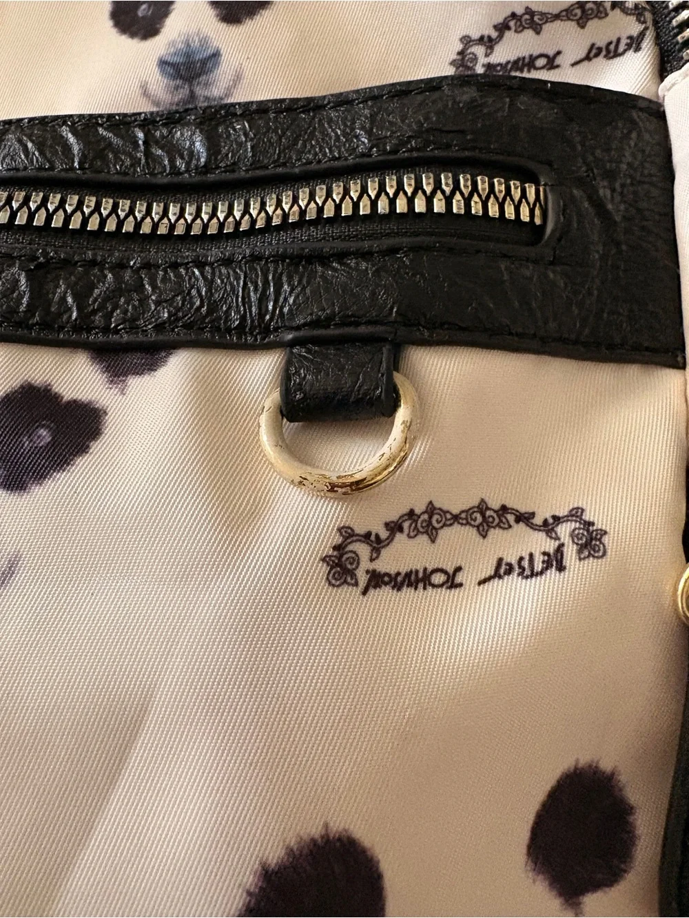 Betsey Johnson handle zip shape