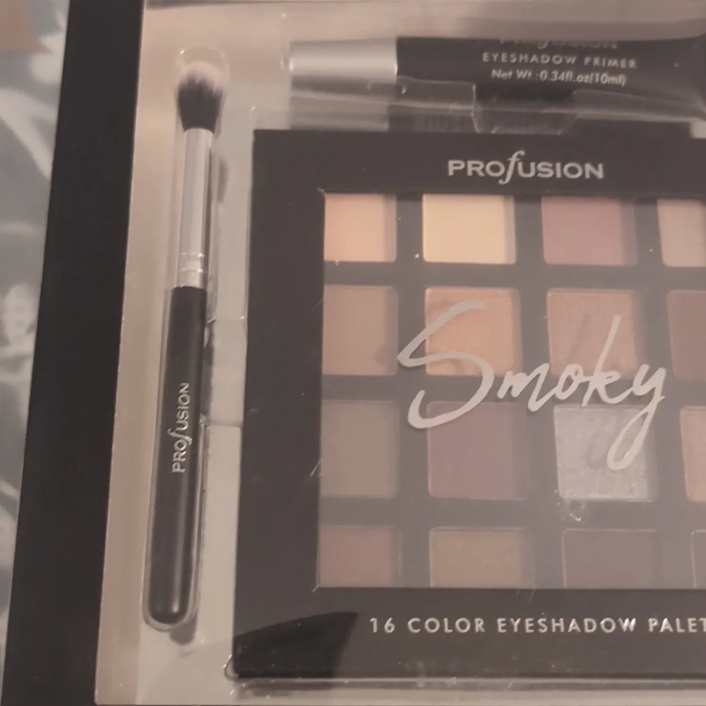 Profusion Cosmetics eyeshadow pallet