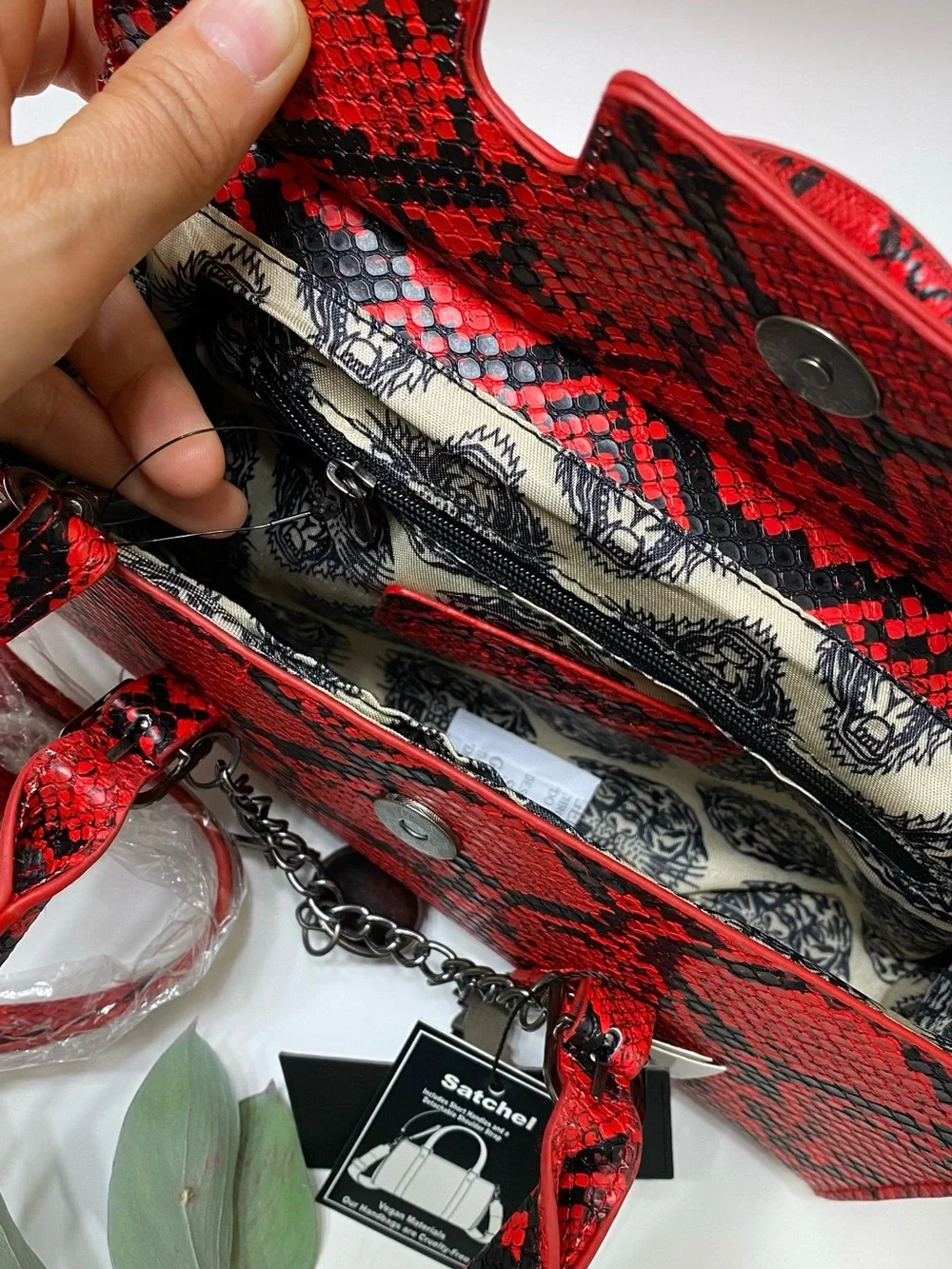 Ed Hardy catching signature chain